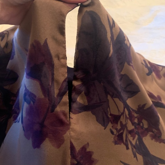 Women’s small flowy dress. - Picture 3 of 4